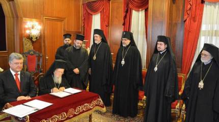 Варфоломей бросал детям конфеты Порошенко со словами "Кто поймает - герой"