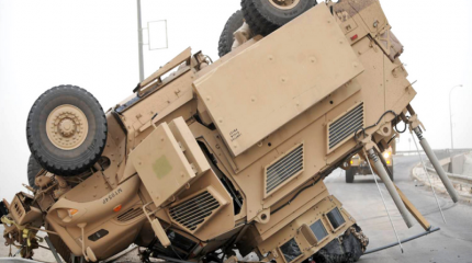 «Значительное число ДТП связано с опрокидыванием»: в ВС США оценили аварийность военного транспорта