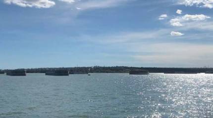 Южный Буг в районе Николаева перегородили баржами, опасаясь высадки российского морского десанта