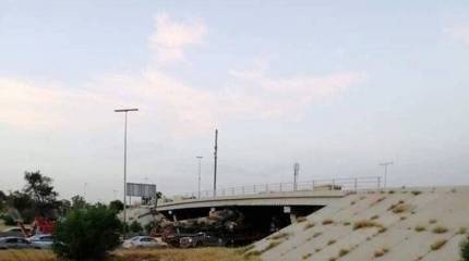 Вертолёт Ми-35 застрял под мостом при попытке транспортировки силами ПНС в Ливии