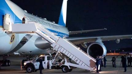 Член делегации президента США упал с трапа самолета в аэропорту Варшавы