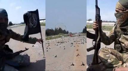 Боевики развернули над перекрытой трассой М4 под Серакибом чёрный флаг «Джебхат ан-Нусры»