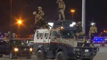 Показаны кадры парада "защитников хаджа" в Саудовской Аравии, скандировавших: "Мы готовы"