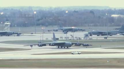 Американский "стратег" B-52 потерял часть двигателя в воздухе