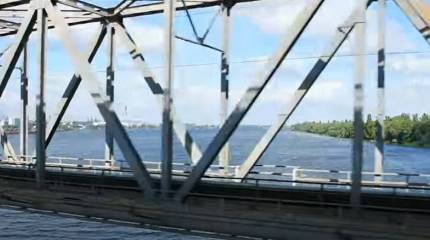 Ракетный удар по автомобильно-железнодорожному мосту через Днепр попал на видео
