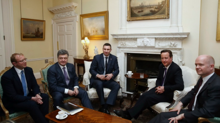 Ускоренно привести Украину в НАТО пообещал Порошенко Кэмерону