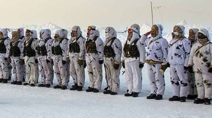 Десантники из Тулы и Подмосковья отрабатывают действия при попадании на "открытую" воду с аномально низкой температурой