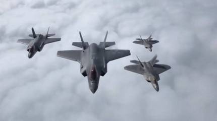 В США сравнили американские истребители пятого поколения F-22 и F-35