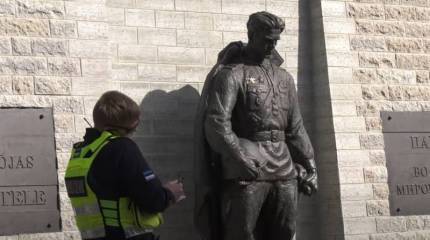 Премьер Эстонии призвала снести памятники советским солдатам на территории республики
