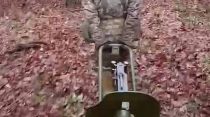 Появились очередные кадры, на которых украинские военные идут на позиции с пулемётами «Максим»