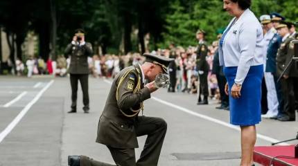 В сети напомнили, как Драпатый преклонял колено перед послом Британии