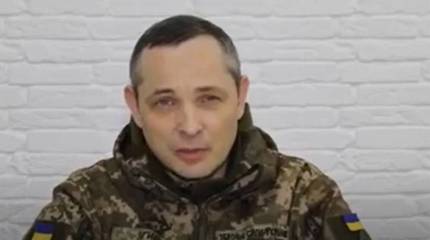 Пресс-секретарь ВСУ выступает на фоне белой кирпичной стены как и главари «Азова» из подвалов завода «Азовсталь»