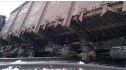 Под Омском с рельсов сошли вагоны военного состава