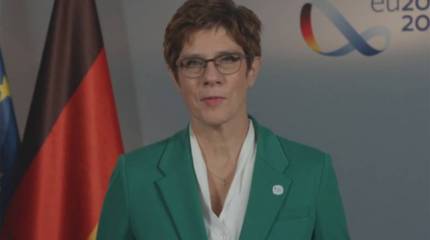 Слова министра обороны ФРГ о применении химоружия против Навального - повод задуматься о компетентности чиновницы