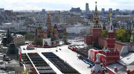 Парад Победы в Москве прошёл при закрытом драпировкой Мавзолее Ленина