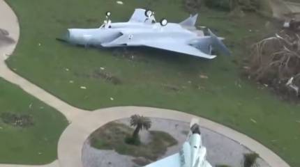 Разрушенные стихией американские базы остаются в развалинах