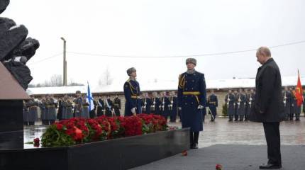 Путин почтил память погибших в Чечне псковских десантников