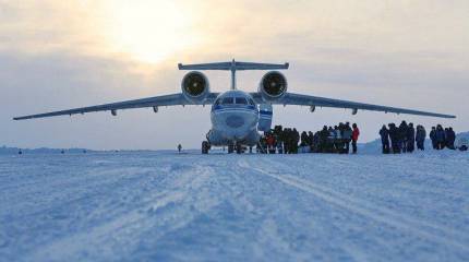Подразделения ВДВ совместно с контингентами КСОР строят уникальный ледовый лагерь в Арктике