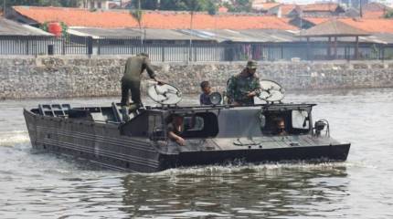 «Солдаты обязаны отказаться от сомнений в амфибии»: в Индонезии советский ПТС-10 назвали «гордостью морпехов»