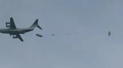 Capacidad de despliegue rápido: Los británicos practicaron el lanzamiento de un BEK desde un avión.