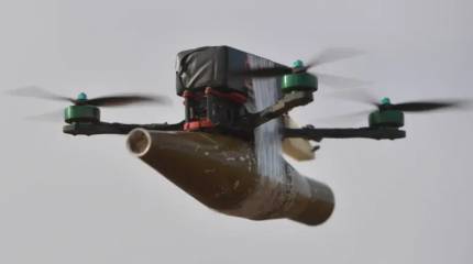 Опубликованы кадры, на которых осколки от взрыва FPV-дрона полностью прошли мимо российского бойца