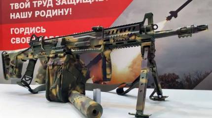 «Калашников» поставил в войска первую партию серийных ручных пулемётов РПЛ-20 в расцветке «мультикам»