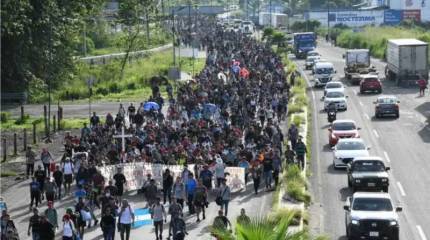 Тысячи мигрантов идут маршем через Мексику к границе США перед визитом Блинкена