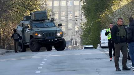 В Киеве вооружённый автоматом мужчина расстрелял прохожих и захватил заложников