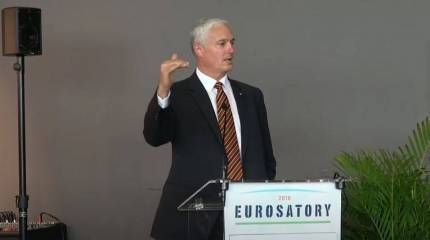 Отставной французский генерал предложил бомбить российские военные парады в честь Дня Победы