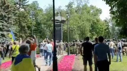 Радикалы в Харькове снесли бюст маршала Жукова