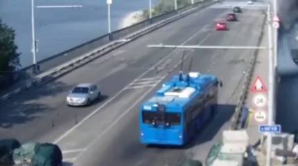 Появились кадры с поражением опоры моста в Николаеве