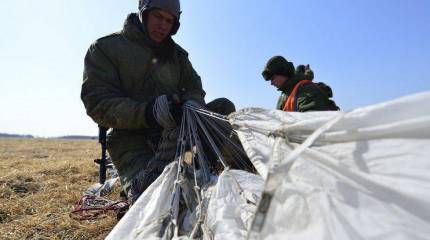 Российские десантники провели первую массовую высадку с парашютными системами «Арбалет»