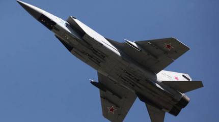Минобороны РФ: Истребители МиГ-31 отработали перехват условного противника над акваторией Баренцева моря