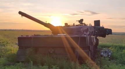 Рядом с ранее сгоревшим танком Leopard 2A4 на Запорожском направлении появился остов ещё одного танка немецкого производства