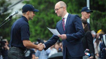 Яценюк распорядился штрафовать российские суда, заходящие в "украинские" порты, и посетил "полицейскую академию"