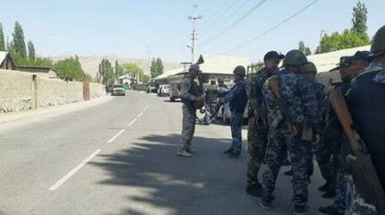 Обстрелы продолжаются: Кыргызские пограничники обвинили таджиков в стягивании военной техники к границе