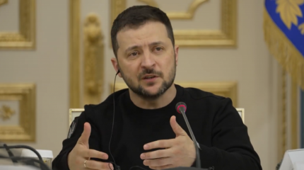 Зеленский объяснил постоянное ношение пистолета нежеланием «попасть в плен к русским»