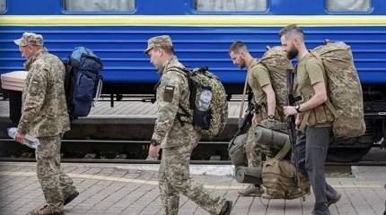 Украинские военкомы выполняют план по мобилизации, забирая мужчин в ходе принудительной эвакуации из прифронтовой зоны