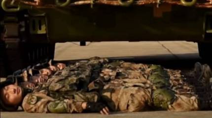 Проехала в сантиметре от головы: как китайских солдат учат доверять бронетехнике