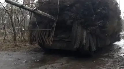 Бойцы-ремонтники для танков Т-80БВ создали защитный навес 