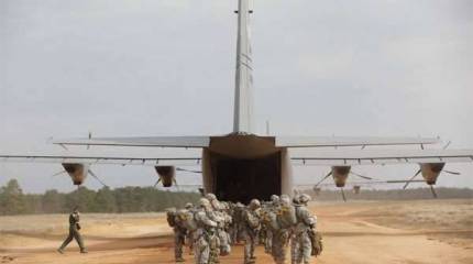 Двое неизвестных на внедорожнике прорвались на авиабазу Лимур-Фресно (Калифорния, США) и протаранили военный самолёт