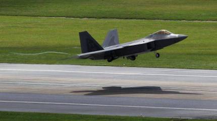 В Европу прибыло звено американских F-22