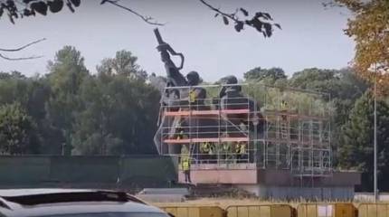 Следственный комитет России возбудил уголовное дело по факту сноса памятника Освободителям Риги