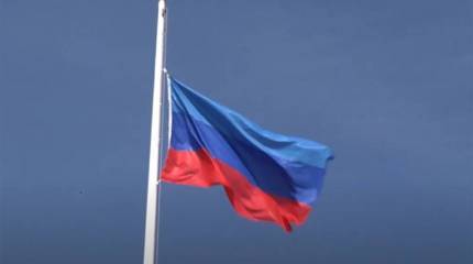 Флаг Луганской Народной Республики поднят над администрацией города Рубежное