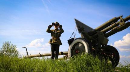 Пока что Илюшка носит форму, сшитую мамой