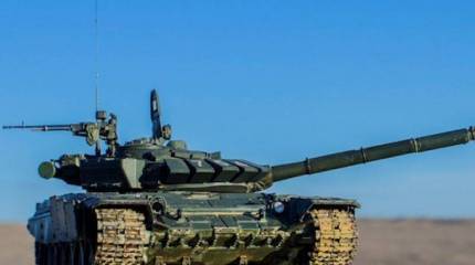 На учениях российские танки Т-72Б3 выполняли стрельбы с замаскированных позиций