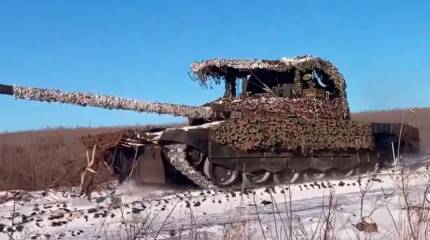 На передовой российские военные модернизировали танк Т-72Б3М, существенно усилив безопасность экипажа