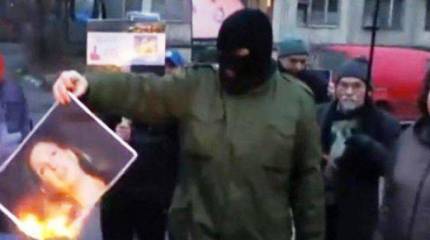 В Киеве перед американским посольством сожгли портрет Нуланд