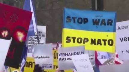 На зданиях в столице Австрии Вене появились наклейки против помощи Украине