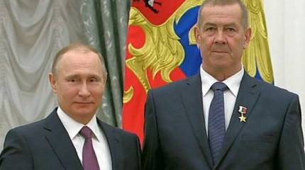 Слесарь-монтажник со Звездой Героя Труда на груди